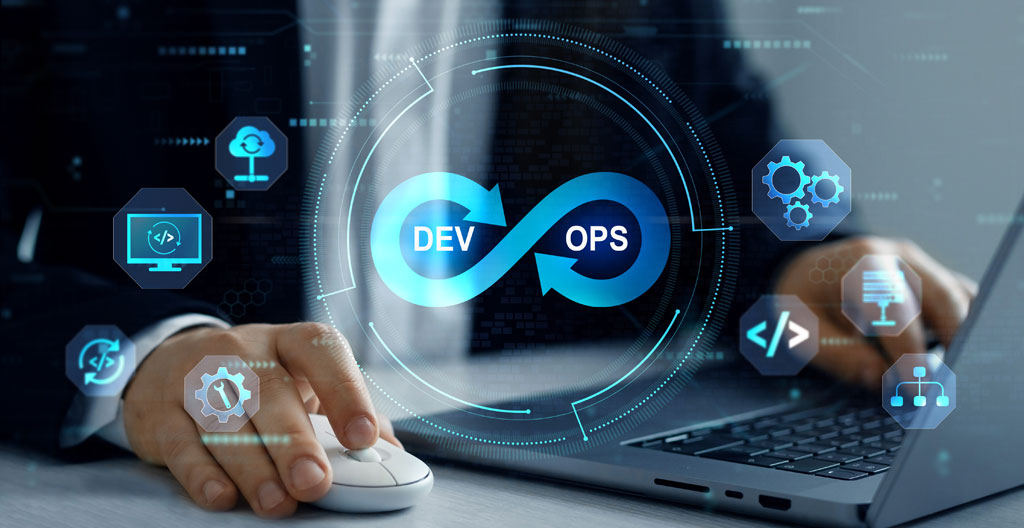 Équipe DevOps de trois personnes collaborant debout autour d'un bureau dans un open space tech moderne, observant des écrans affichant un pipeline CI/CD en cours d'exécution avec logs de déploiement en français